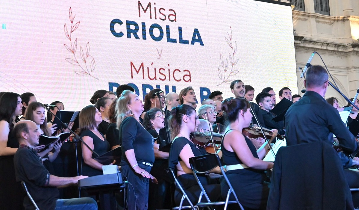 Con 80 artistas en escena, se presentó la Misa Criolla en Plaza Mansilla